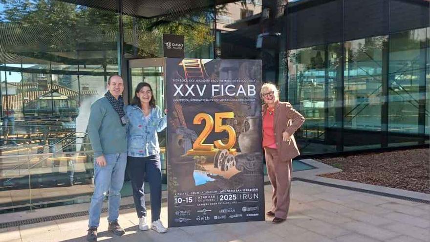 Juanjo Jiménez y Aizpea Goenaga, del Museo Oiasso, junto a la delegada de Cultura, Nuria Alzaga.