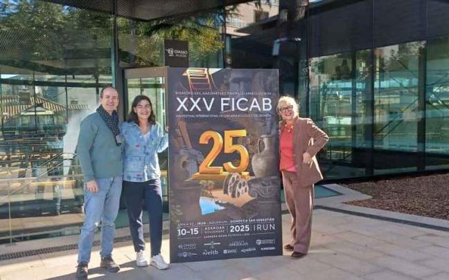 Juanjo Jiménez y Aizpea Goenaga, del Museo Oiasso, junto a la delegada de Cultura, Nuria Alzaga.