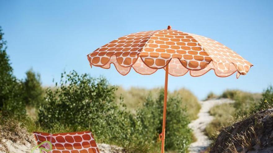 Imagen de la sombrilla Strandon naranja claro de Ikea