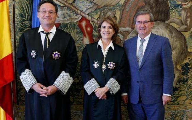 Dolores Delgado (c), junto al fiscal general del Estado (iz), durante su toma de posesión como fiscal de Sala de Memoria Democrática y Derechos Humanos. Dolores Delgado (c), junto al fiscal general del Estado (iz), durante su toma de posesión como fiscal de Sala de Memoria Democrática y Derechos Humanos.