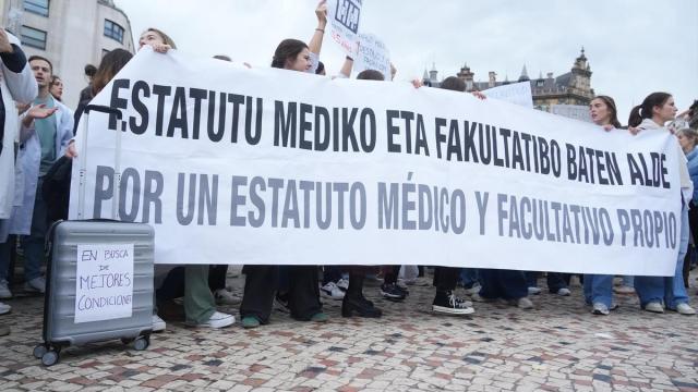 Médicos durante una manifestación convocada por el Sindicato Médico de Euskadi.