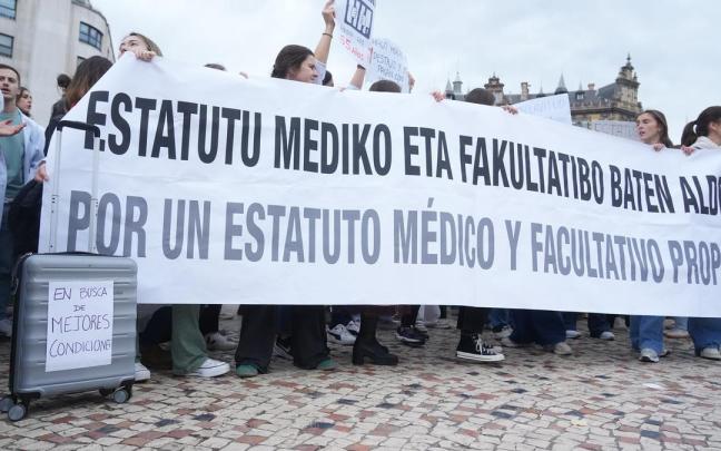 Médicos durante una manifestación convocada por el Sindicato Médico de Euskadi.