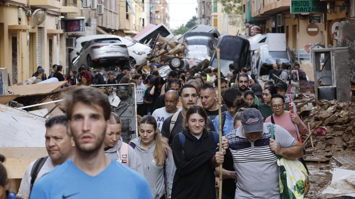 Vecinos y personas de diversas comunidades autónomas trabajan como voluntarios para restablecer la normalidad en Alfafar