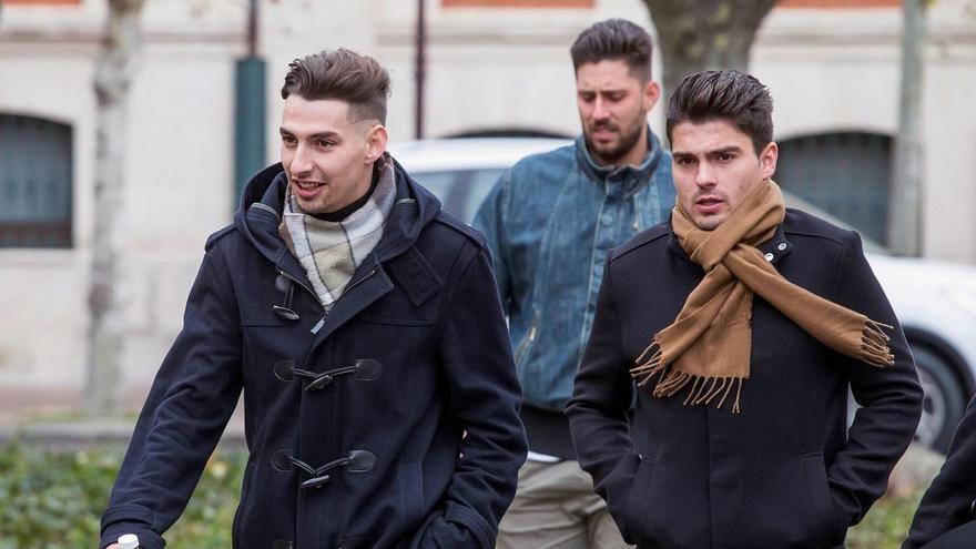Víctor Rodríguez (c), Carlos Cuadrado (i) y Raúl Calvo (d), exjugadores de la Arandina Club de Fútbol.