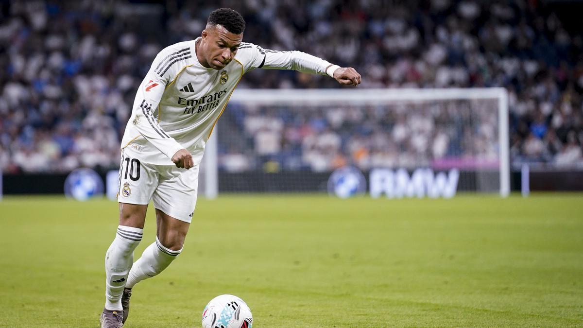 Kylian Mbappé dispara durante un partido del Real Madrid.