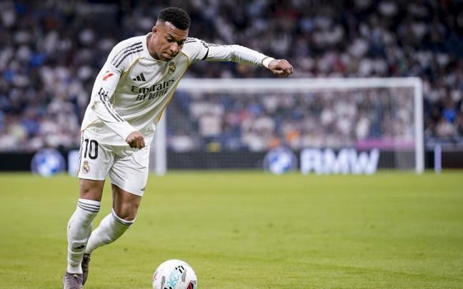 Kylian Mbappé dispara durante un partido del Real Madrid.
