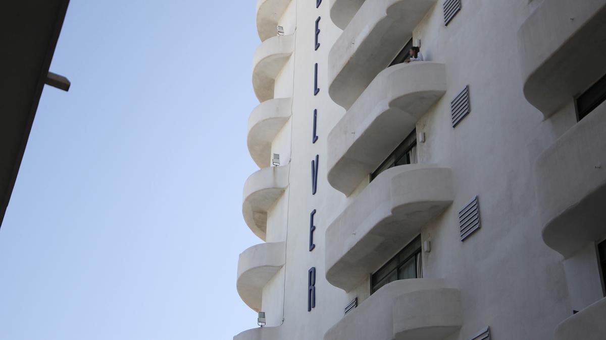 Fachada de un hotel.