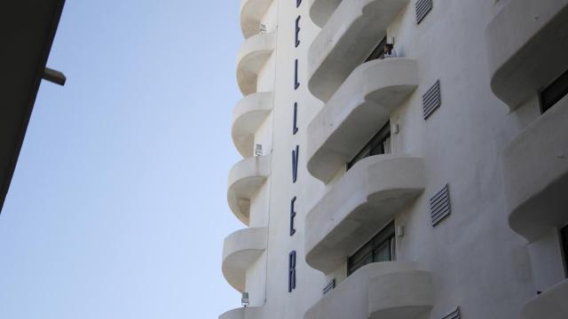 Fachada de un hotel.