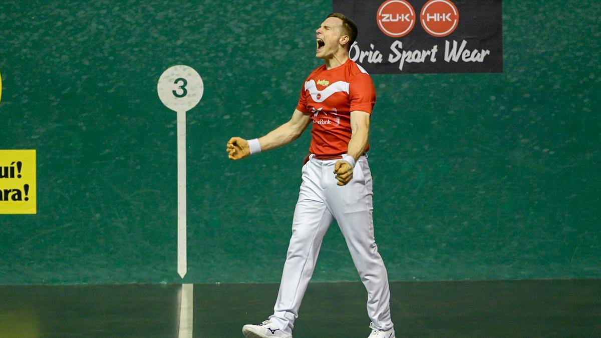 Iñaki Artola alcanza las semifinales del Manomanista tras derrotar a Peio Etxeberria en el Astelena de Eibar.