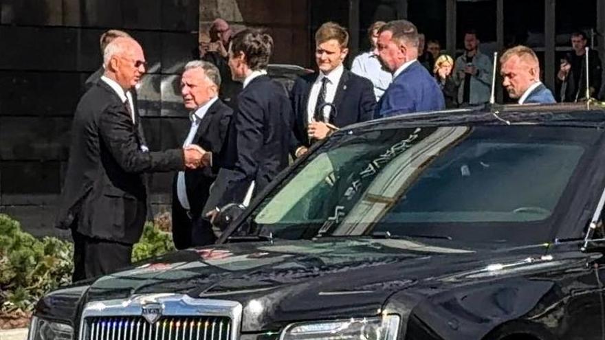 Kirill Dmitriev, representante especial del presidente de Rusia para la inversión y la cooperación económica con países extranjeros y director ejecutivo del Fondo de Inversión Directa de Rusia; Steve Witkoff, enviado especial del presidente de EE. UU. y enviado especial para Oriente Medio; y Jared Kushner, enviado especial para la paz de la administración Trump (de izquierda a derecha).