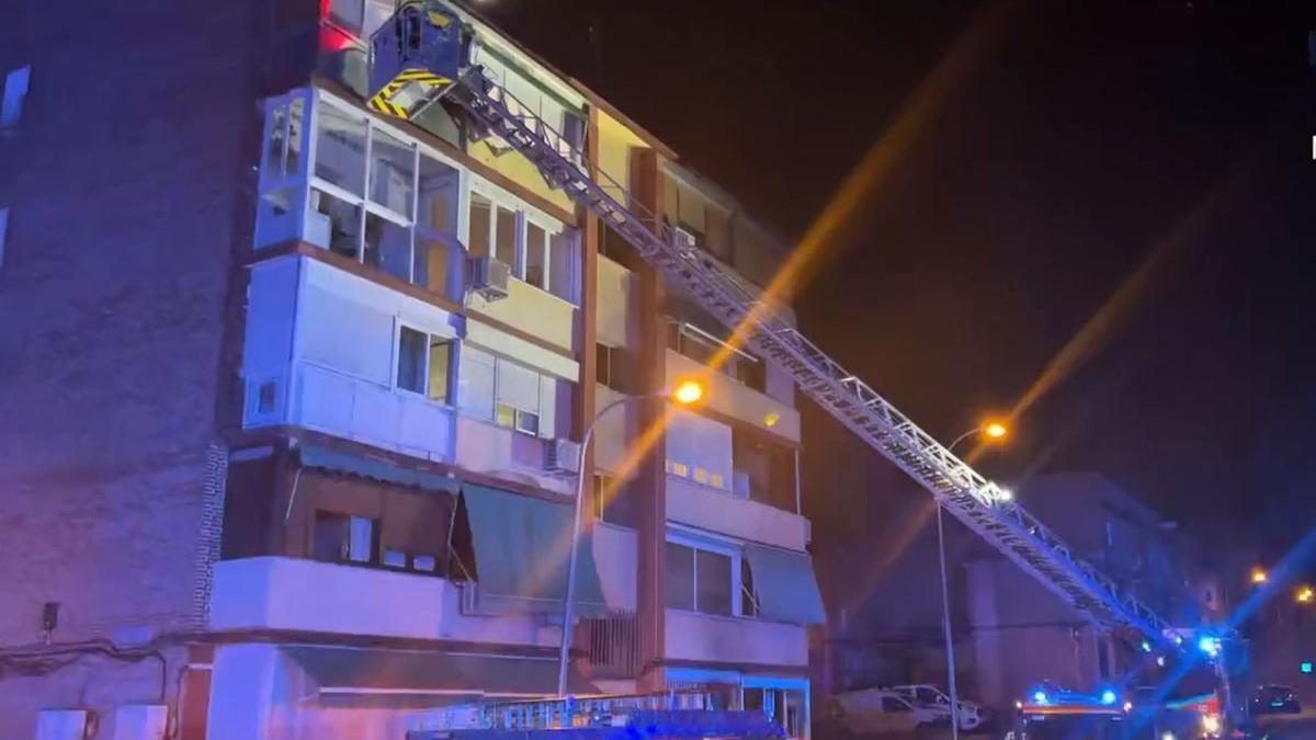 Bomberos en la zona del incendio de una vivienda en la calle San Pedro de Cardeña, en el distrito de Hortaleza de Madrid.