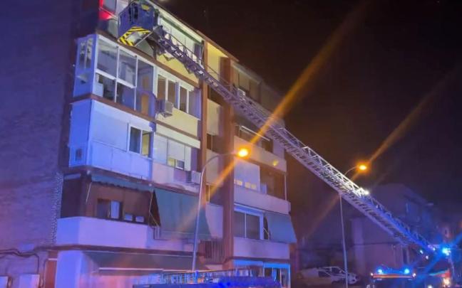 Bomberos en la zona del incendio de una vivienda en la calle San Pedro de Cardeña, en el distrito de Hortaleza de Madrid.