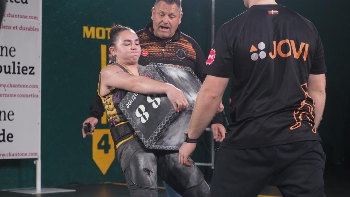 Udane Ostola en pleno esfuerzo con la cúbica de 88 kilos.