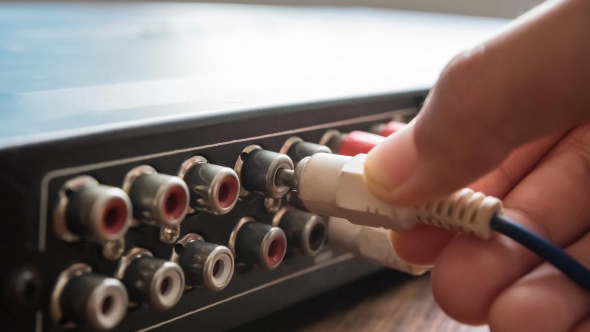 Los cables coaxiales de la antena también hay que desocnerctarlos del televisor en caso de tormentas.