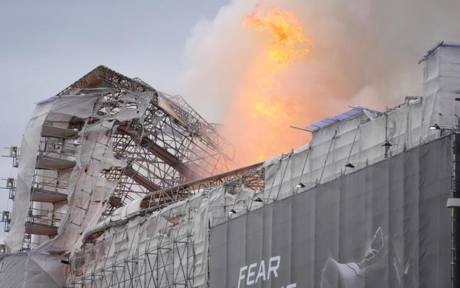 Un incendio arrasa el histórico edificio de la Bolsa de Copenhague Un incendio arrasa el histórico edificio de la Bolsa de Copenhague