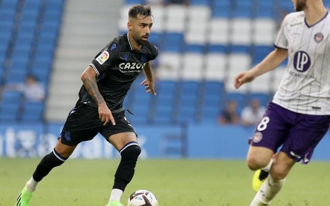 Brais Méndez conduce el balón durante el Real Sociedad-Toulouse de la pretemporada de 2022. / JAVIER COLMENERO