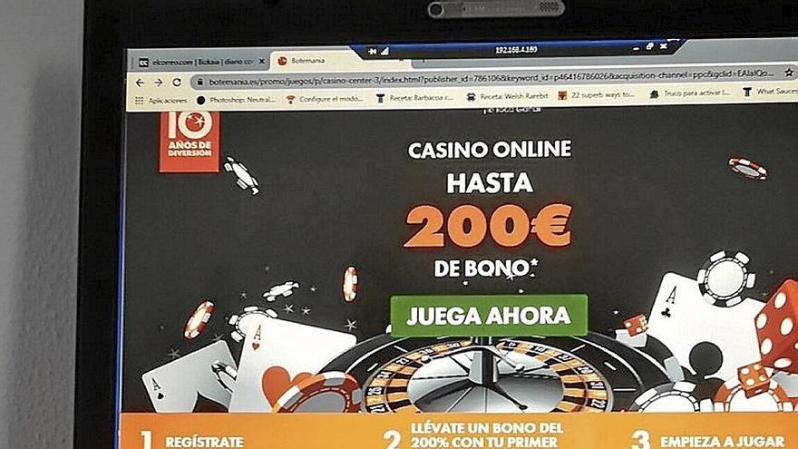 Lerro hauekin batera, online bitartez apuestu bat egiten. | PABLO VIÑAS