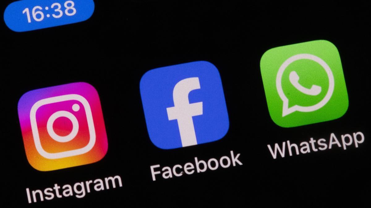 Las aplicaciones Instagram, Facebook y WhatsApp, propiedad de la empresa estadounidense Meta, en la pantalla de un teléfono móvil.