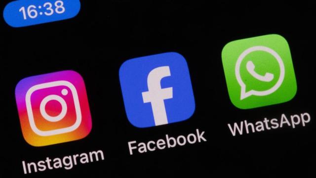 Las aplicaciones Instagram, Facebook y WhatsApp, propiedad de la empresa estadounidense Meta, en la pantalla de un teléfono móvil.