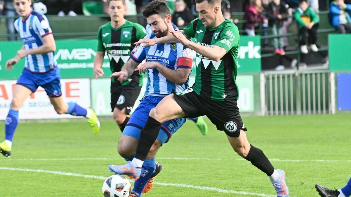 Lander Yurrebaso, autor de los dos goles verdinegros, intenta ganar un duelo a Arriazu.