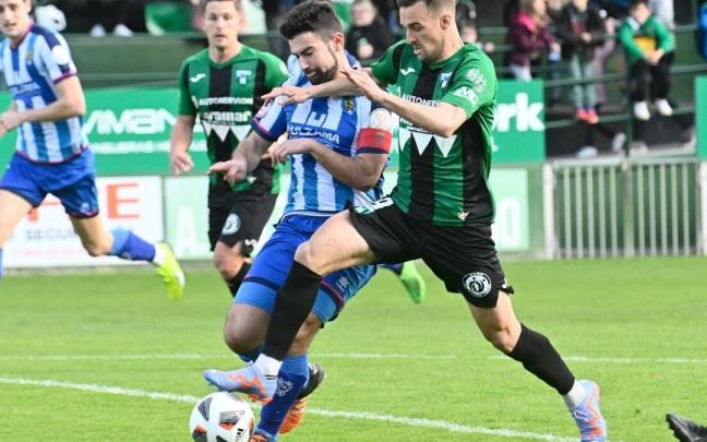 Lander Yurrebaso, autor de los dos goles verdinegros, intenta ganar un duelo a Arriazu.