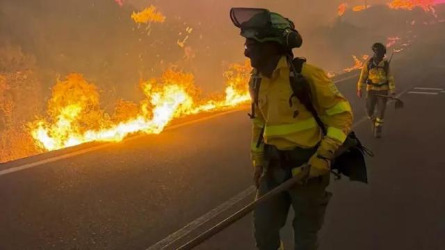 Bomberos trabajan en el incendio en el que seis personas han muerto en el municipio almeriense de Los Gallardos.