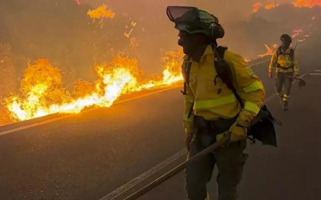 Bomberos trabajan en el incendio en el que seis personas han muerto en el municipio almeriense de Los Gallardos.
