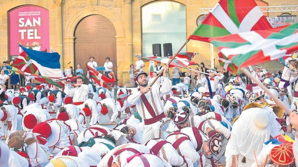 Un grupo de dantzaris baila al son de la ikurriña en La Plaza Zuloaga de Donostia