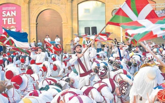 Un grupo de dantzaris baila al son de la ikurriña en La Plaza Zuloaga de Donostia / ARNAITZ RUBIO Un grupo de dantzaris baila al son de la ikurriña en La Plaza Zuloaga de Donostia