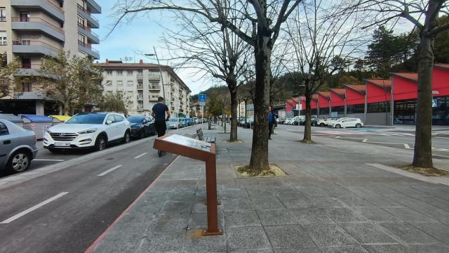 Atril colocado en el bidegorri por donde pasaba el ferrocarril Vasco-Navarro.
