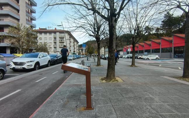 Atril colocado en el bidegorri por donde pasaba el ferrocarril Vasco-Navarro.