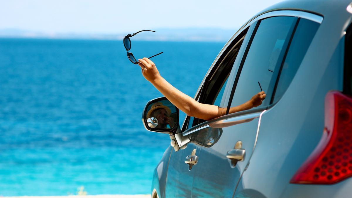 Una persona, de vacaciones con un coche.