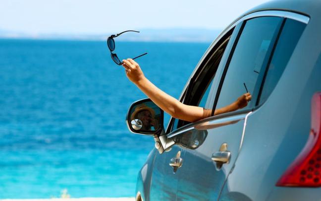 Una persona, de vacaciones con un coche. / Freepik Una persona, de vacaciones con un coche.
