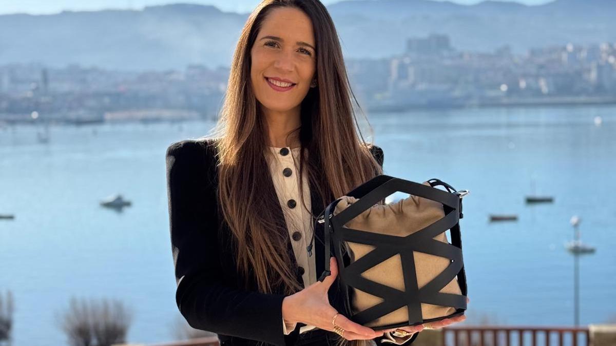 Naiara Elgarresta, con uno de sus bolsos