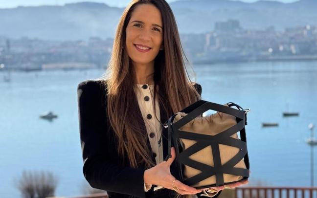Naiara Elgarresta, con uno de sus bolsos