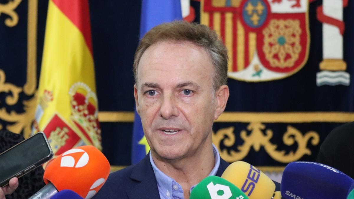El delegado del Gobierno en Ceuta, David de la Encina, ha cifrado en alrededor de 500 las personas migrantes desalojadas de distintas zonas periféricas de la ciudad en un operativo policial desplegado este domingo con más de 350 agentes.