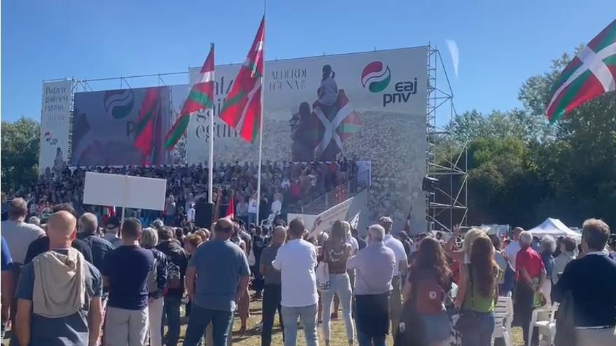 Izada de la ikurriña en el Alderdi Eguna