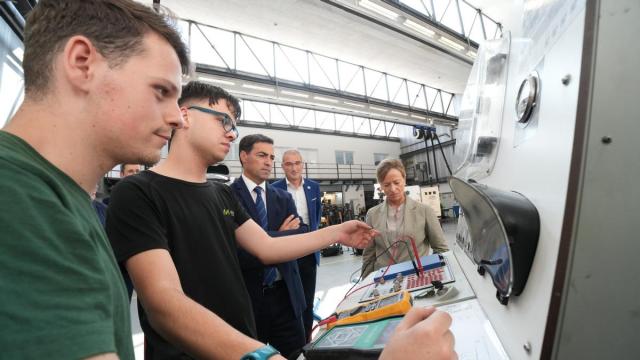 Un grupo de estudiantes de Formación Profesional junto al lehendakari, Imanol Pradales.