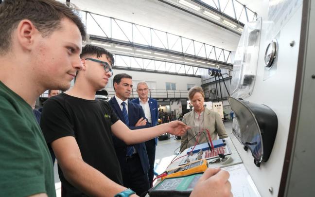Un grupo de estudiantes de Formación Profesional junto al lehendakari, Imanol Pradales.