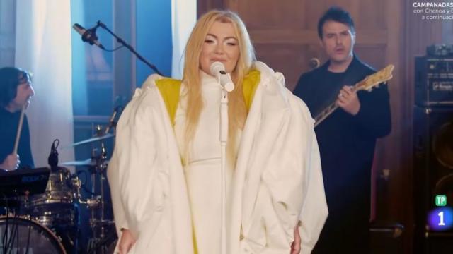 Amaia Montero con La Oreja de Van Gogh cantando su nuevo single.