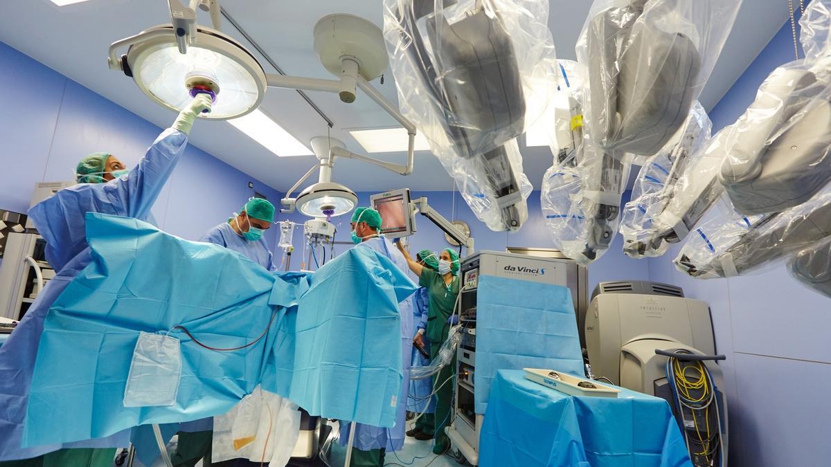 Un hospital de Osakidetza, operando con el robot Da Vinci.