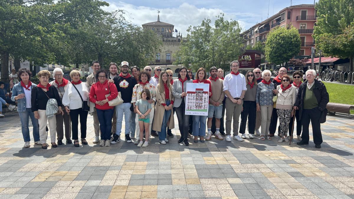 La alcaldesa de Irun junto a los delegados y a representantes de diversas entidades y asociaciones de la ciudad.