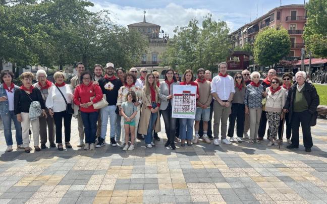 La alcaldesa de Irun junto a los delegados y a representantes de diversas entidades y asociaciones de la ciudad. / A.M.S. La alcaldesa de Irun junto a los delegados y a representantes de diversas entidades y asociaciones de la ciudad.