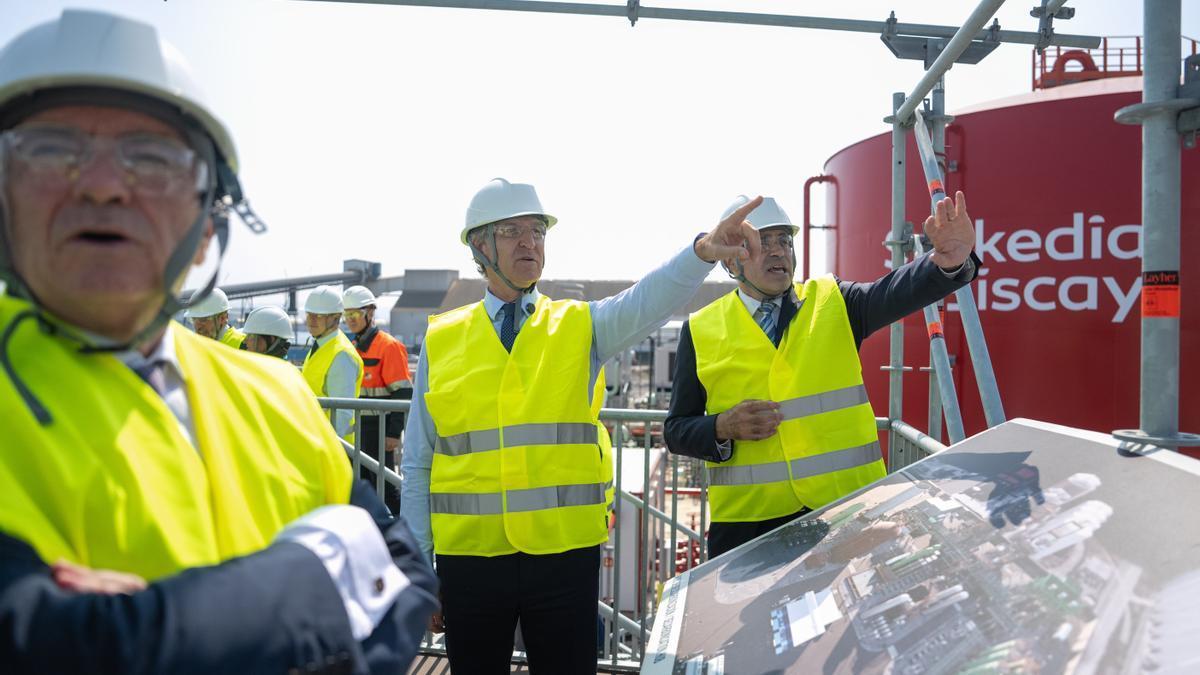 Alberto Núñez Feijóo, durante su visita a las instalaciones de Petronor en Muskiz