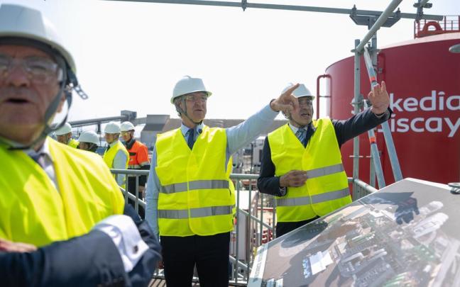 Alberto Núñez Feijóo, durante su visita a las instalaciones de Petronor en Muskiz