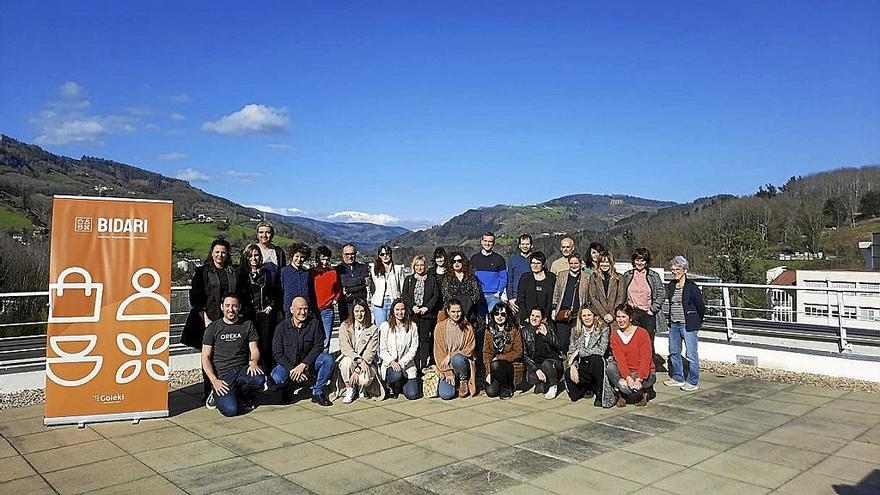 Miembros que conforman ‘Bidari’, tras la presentación del nuevo nombre e imagen. | FOTO: GOIEKI