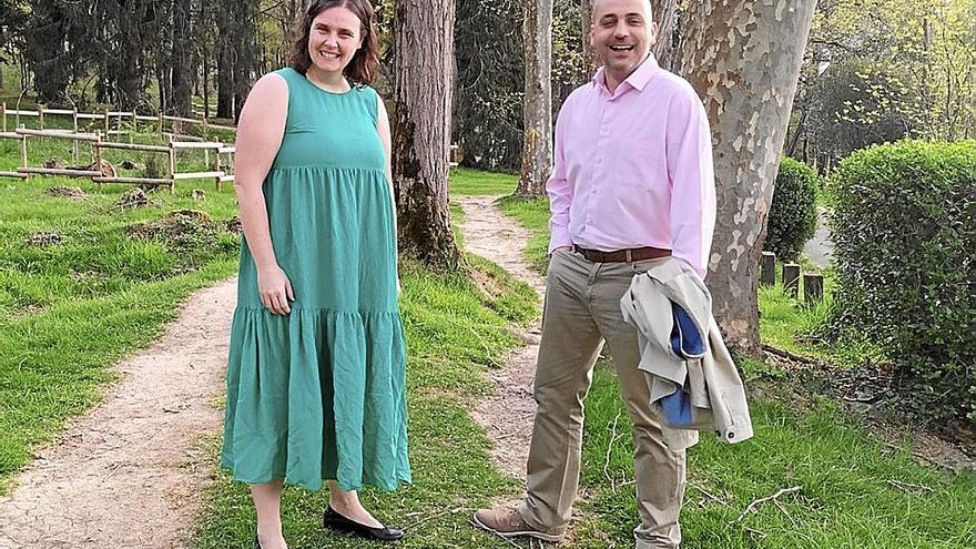 La alcaldesa, Aitziber Oliban, y el concejal de Turismo, Jorge González, en Akarlanda. | FOTO: E. U.