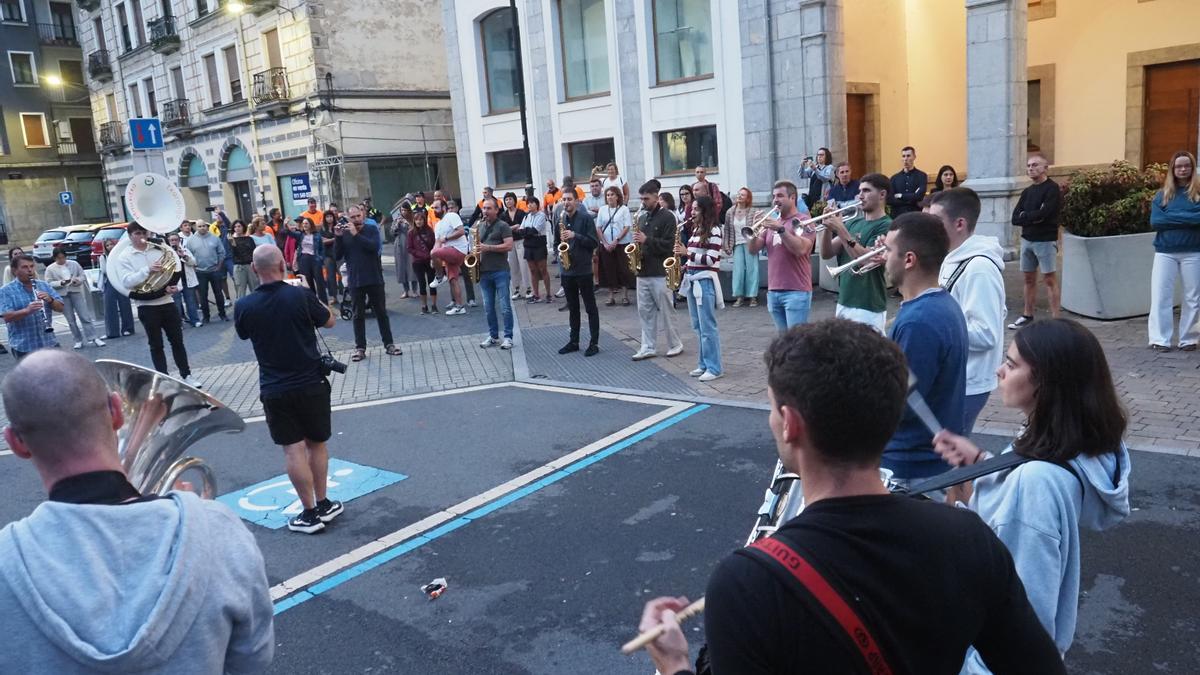 Aita Agirre ha sido testigo del final de la marcha con la interpretación de la pieza 'Sukalde'.