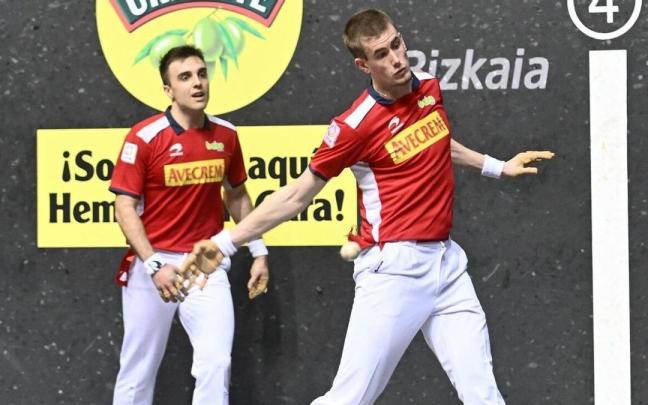 Jon Mariezkurrena se dispone a ejecutar el dos paredes que cerró el partido ante Peio Etxeberria-Rezusta. Jon Mariezkurrena se dispone a ejecutar el dos paredes que cerró el partido ante Peio Etxeberria-Rezusta.