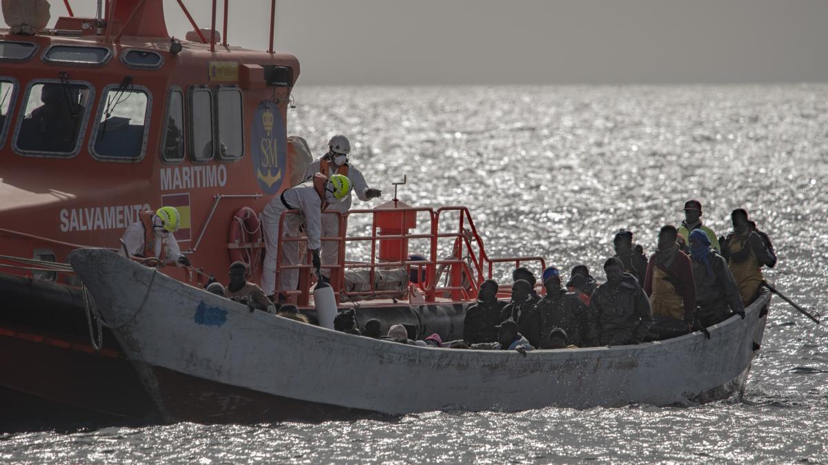 La Salvamar Acrux rescata a los migrantes de un cayuco.